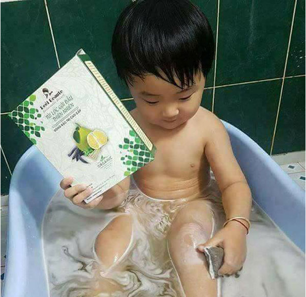 Sử dụng túi lọc gội đầu thiên nhiên Reel Beaute tắm cho trẻ em