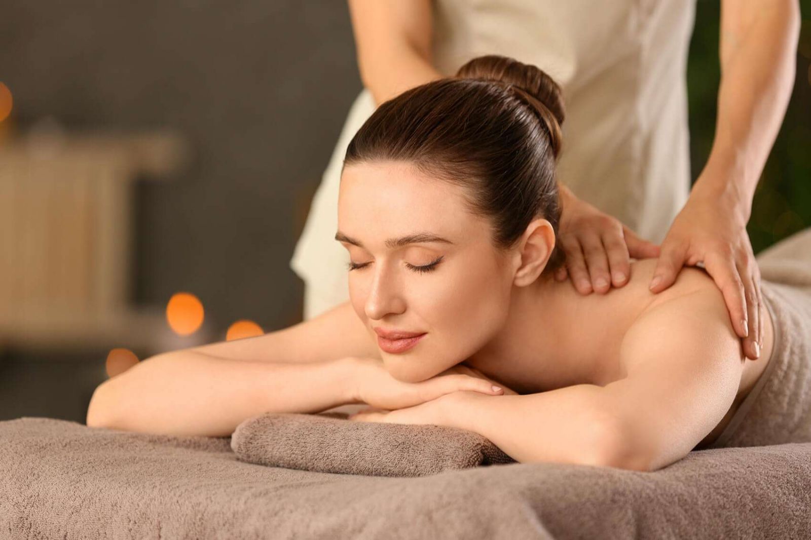 Massage bằng đá nóng giúp cải thiện tâm trạng