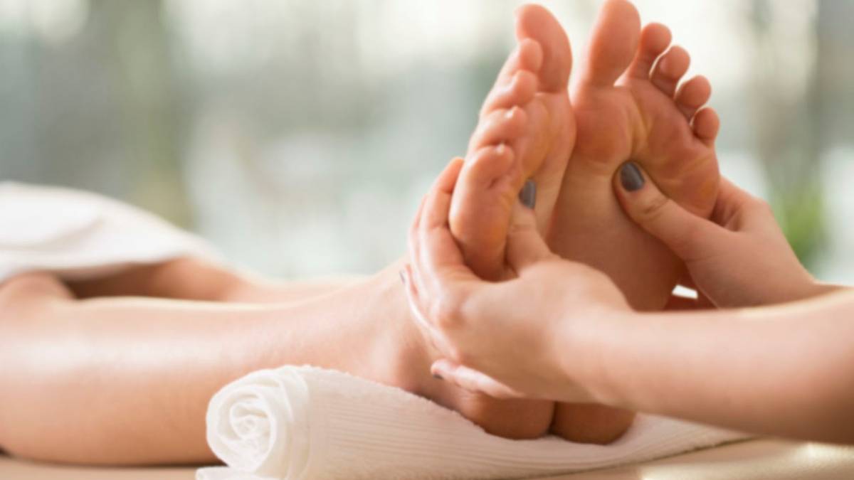 Massage nhẹ nhàng cho đôi chân