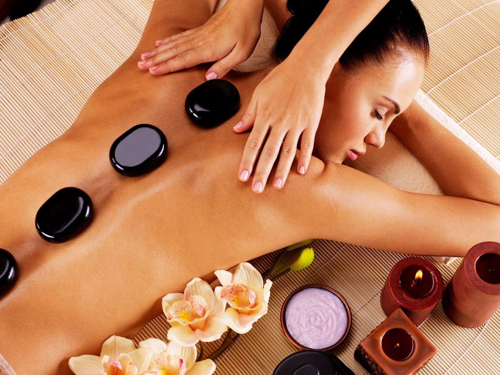 Massage thư giãn với đá nóng