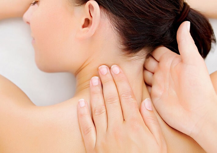 Massage vùng sau đầu