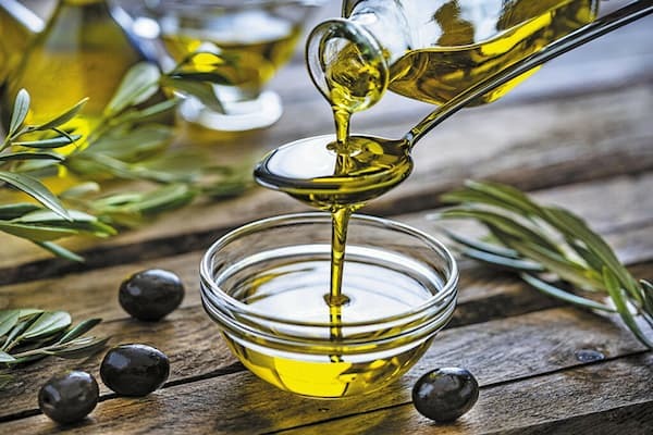Sử dụng dầu olive để massage điều trị suy giãn tĩnh mạch