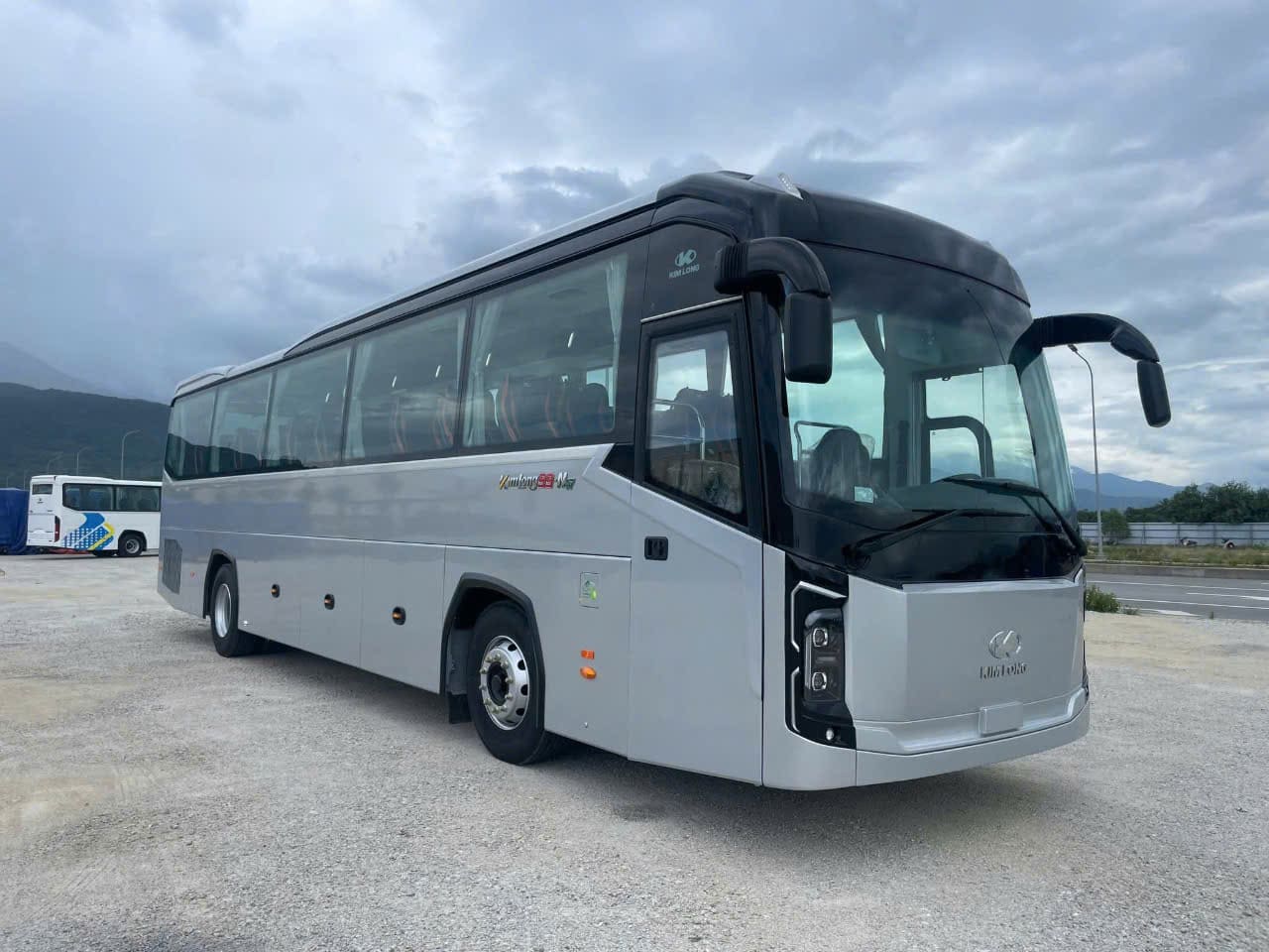 Xe 45 chỗ là loại xe du lịch cỡ lớn, chuyên dùng để phục vụ các đoàn khách đông người