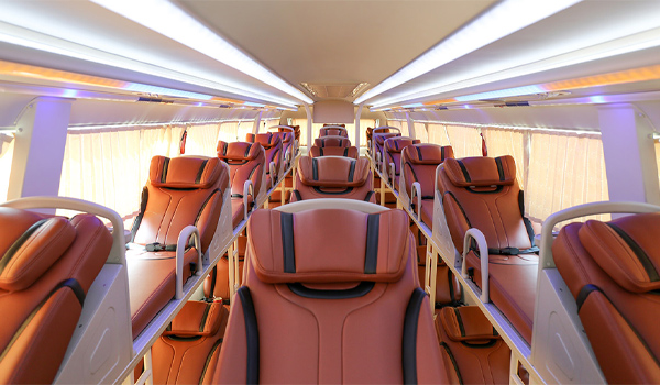 Tốt Loan sở hữu đội xe đời mới, được bảo dưỡng định kỳ, trang bị đầy đủ tiện nghi, nội thất sang trọng & sạch sẽ