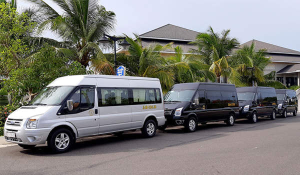 Các dòng xe 16 chỗ như Hyundai Solati, Ford Transit phù hợp cho nhóm từ 10 - 15 người