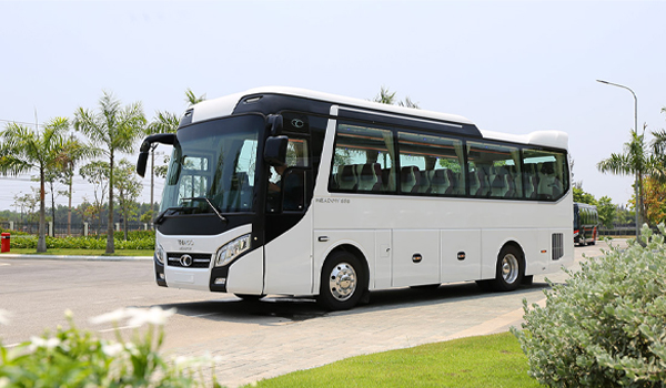 Xe du lịch 34 chỗ thích hợp cho đoàn khách có từ 28 - 34 người, phục vụ các tour dài ngày,...
