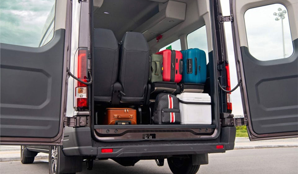 Khoang hành lý thường được bố trí phía sau hàng ghế cuối hoặc dưới sàn xe