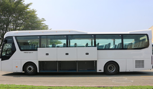 Kích thước khoang hành lý xe 45 chỗ rộng rãi, phù hợp với các tour du lịch dài ngày, tuyến liên tỉnh,...