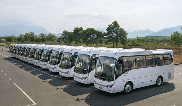 Xe ô tô 34 chỗ được trang bị ghế ngả tựa lưng êm ái, khoang chứa hành lý lớn, phù hợp cho các chuyến đi dài ngày