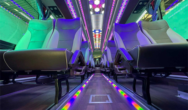 Kiểm tra xe trước chuyến đi, đảm bảo xe sạch sẽ, đầy đủ tiện nghi